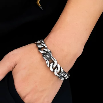 Motoros férfi acél karkötő – Erő és stílus minden napra