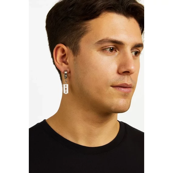 Acél pengés fülbevaló fülben