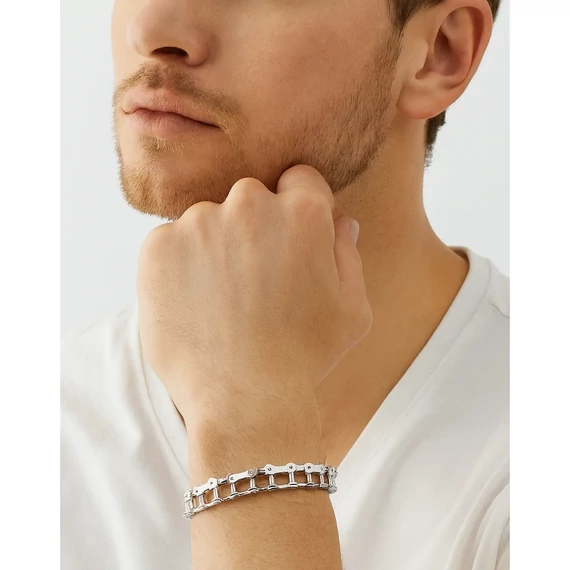 Férfi acél bicikliláncos karkötő kézen