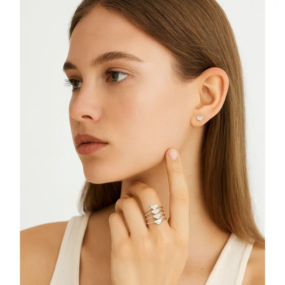 Szívsor mintás állítható acél gyűrű modellen