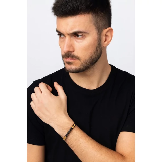 Acél karkötő fonott bőr szíjjal modellen