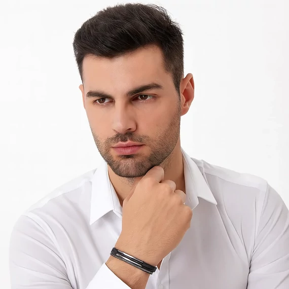 Fekete-szürke ezüst fémlapos acél karkötő modellen
