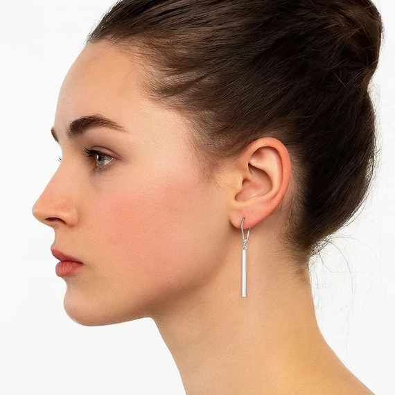 Letisztult acél rúd fülbevaló fülben