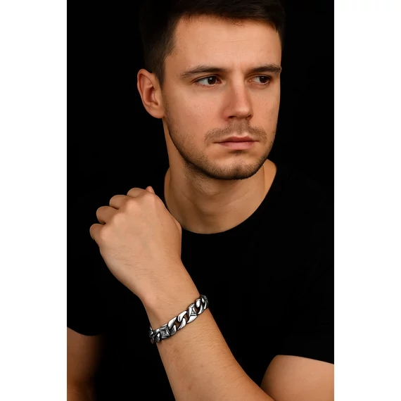 Motoros férfi acél karkötő kézen