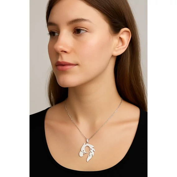 Acél ló és nő nyaklánc nyakban