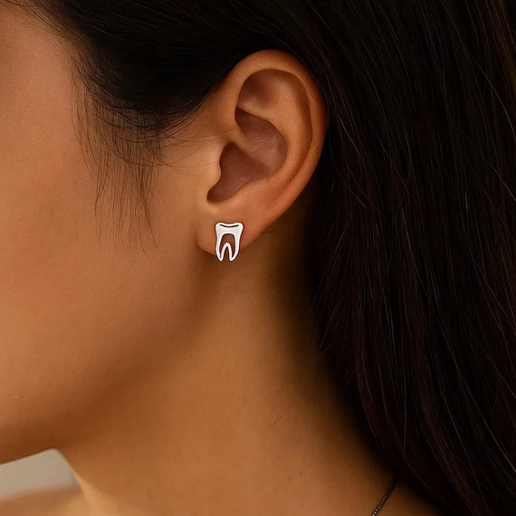 Acél fogak fülbevaló fülben