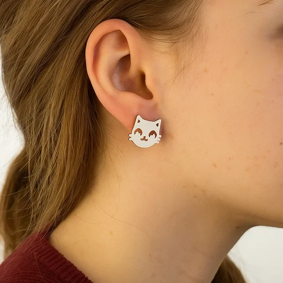 Acél macska és egér fülbevaló fülben