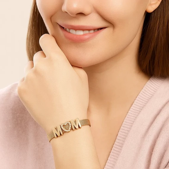 Acél anya karkötő (MOM) kézen