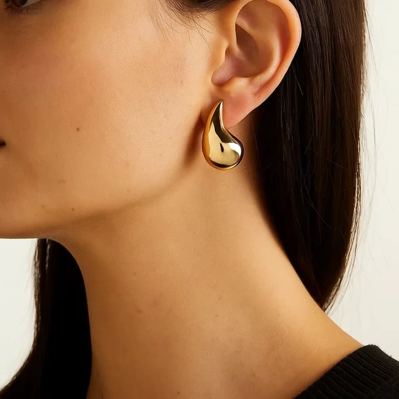 Acél könnycsepp fülbevaló fülben