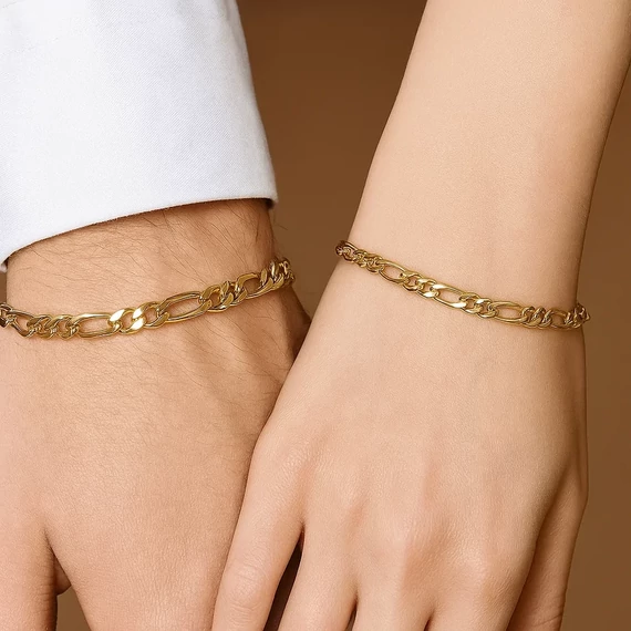 Decens aranyozott acél karkötő kézen