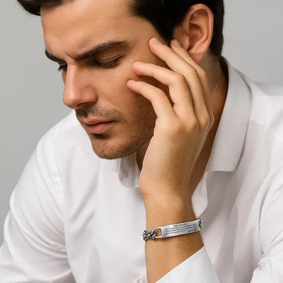 Acél anyától fiának karkötő kézen