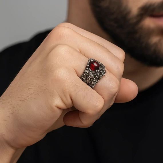 Acél piros köves gyűrű kézen