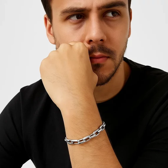 Acél biciklilánc karkötő kézen