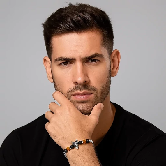 Acél farkas karkötő kézen