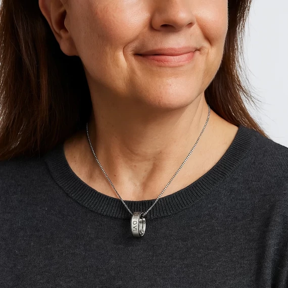 Acél anya gyűrűs nyaklánc nyakban